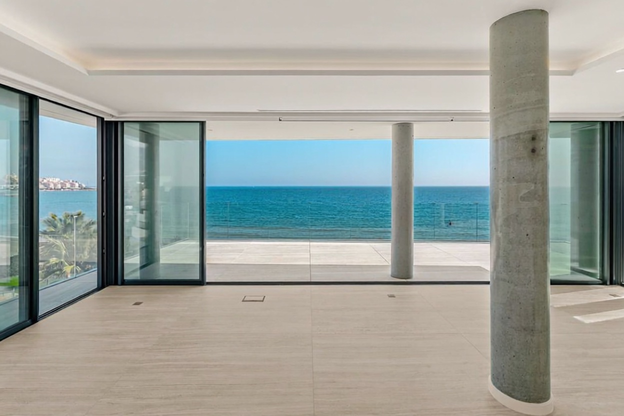 Dúplex en primera línea de playa en Estepona — Salón