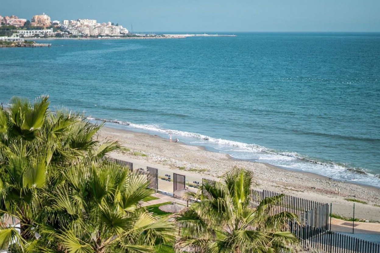 Dúplex en primera línea de playa en Estepona — Vista mar