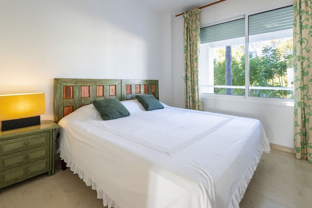 Piso en primera línea de playa en Estepona — Dormitorio