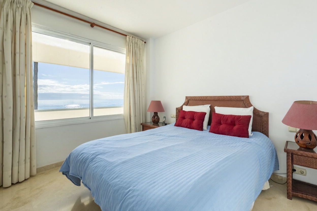 Piso en primera línea de playa en Estepona — Dormitorio