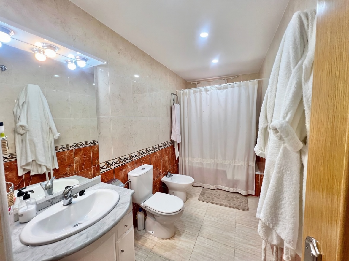 Flat for sale frontline beach in Oropesa del Mar — Bathroom