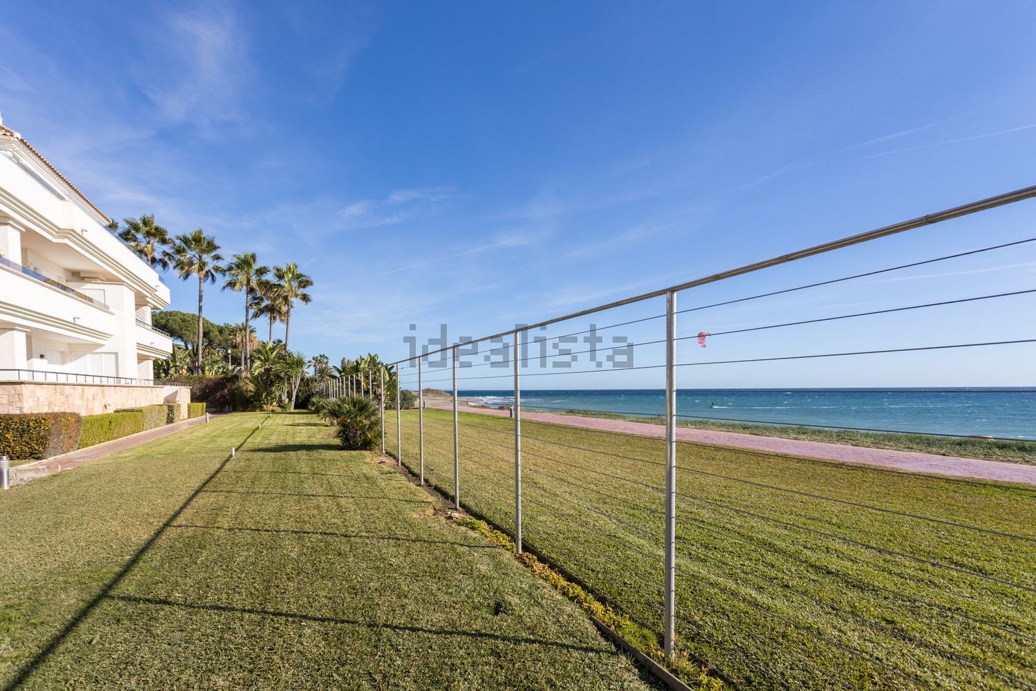 Appartement en première ligne de plage à Estepona — Vue mer