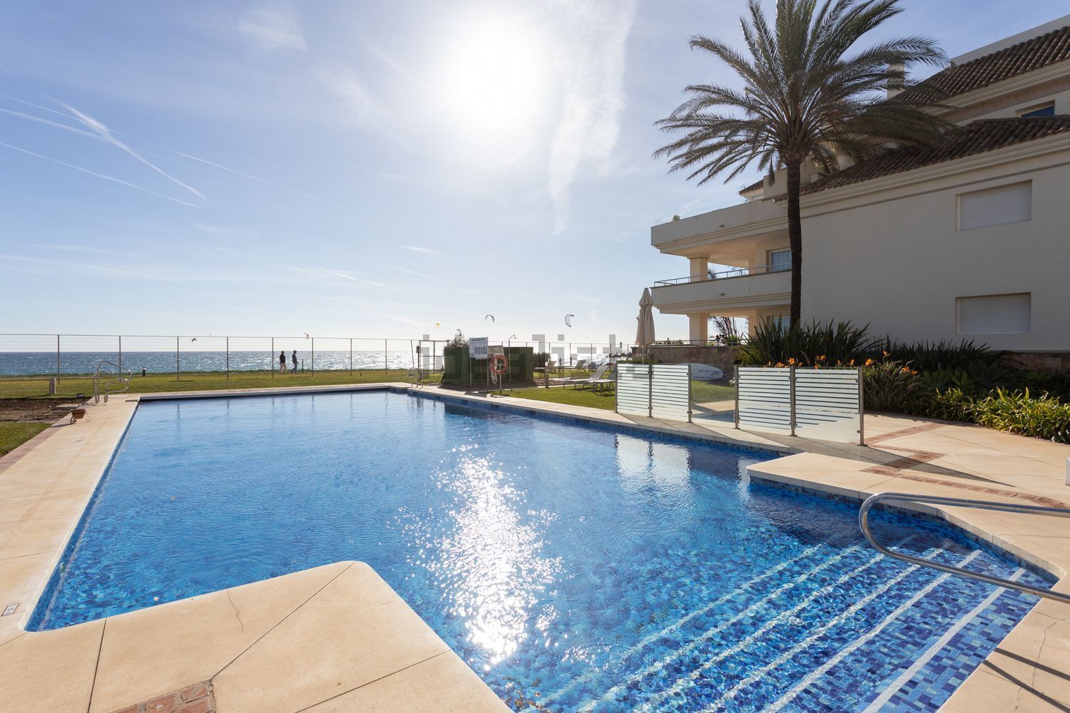 Appartement en première ligne de plage à Estepona — Piscine