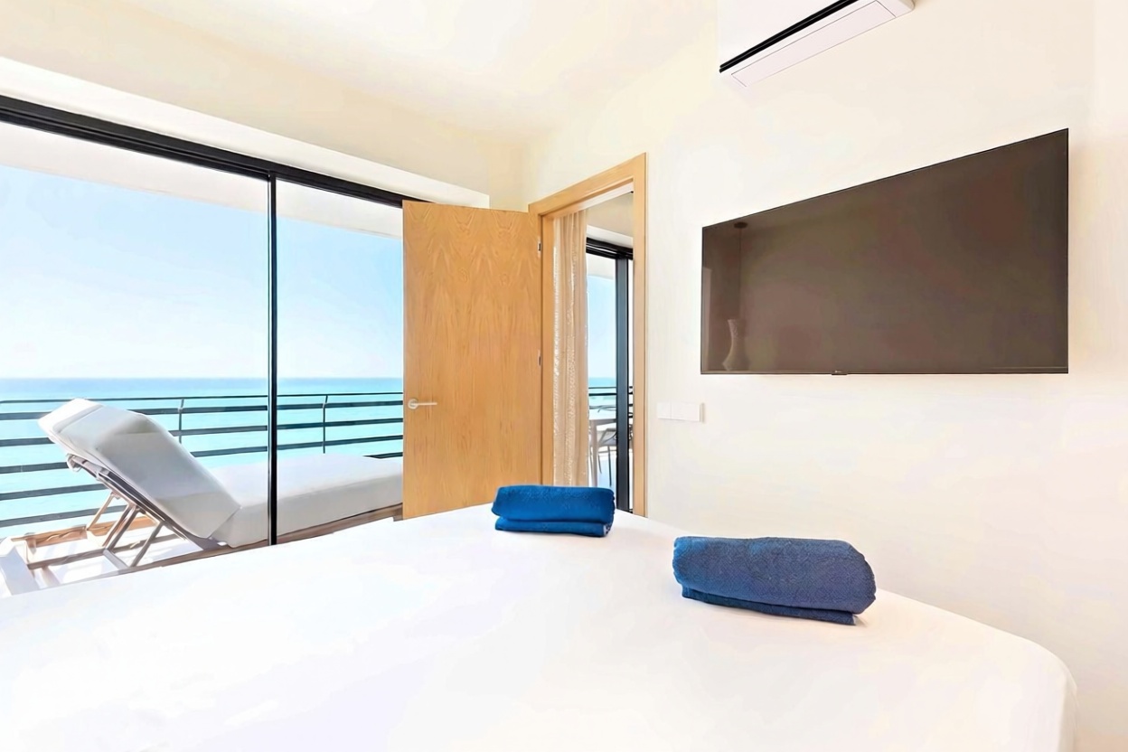 Beachfront flat in Marbella — Bedroom