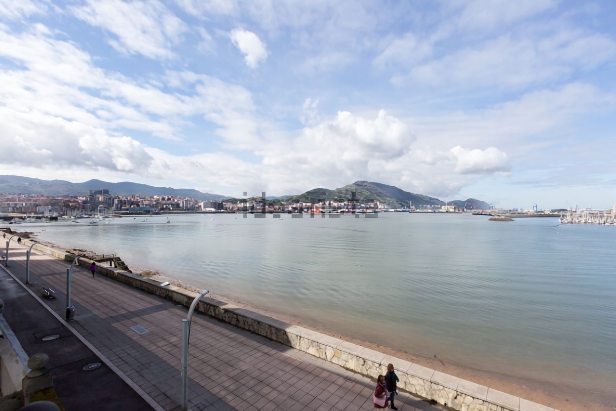 Beachfront flat in Getxo — Sea view