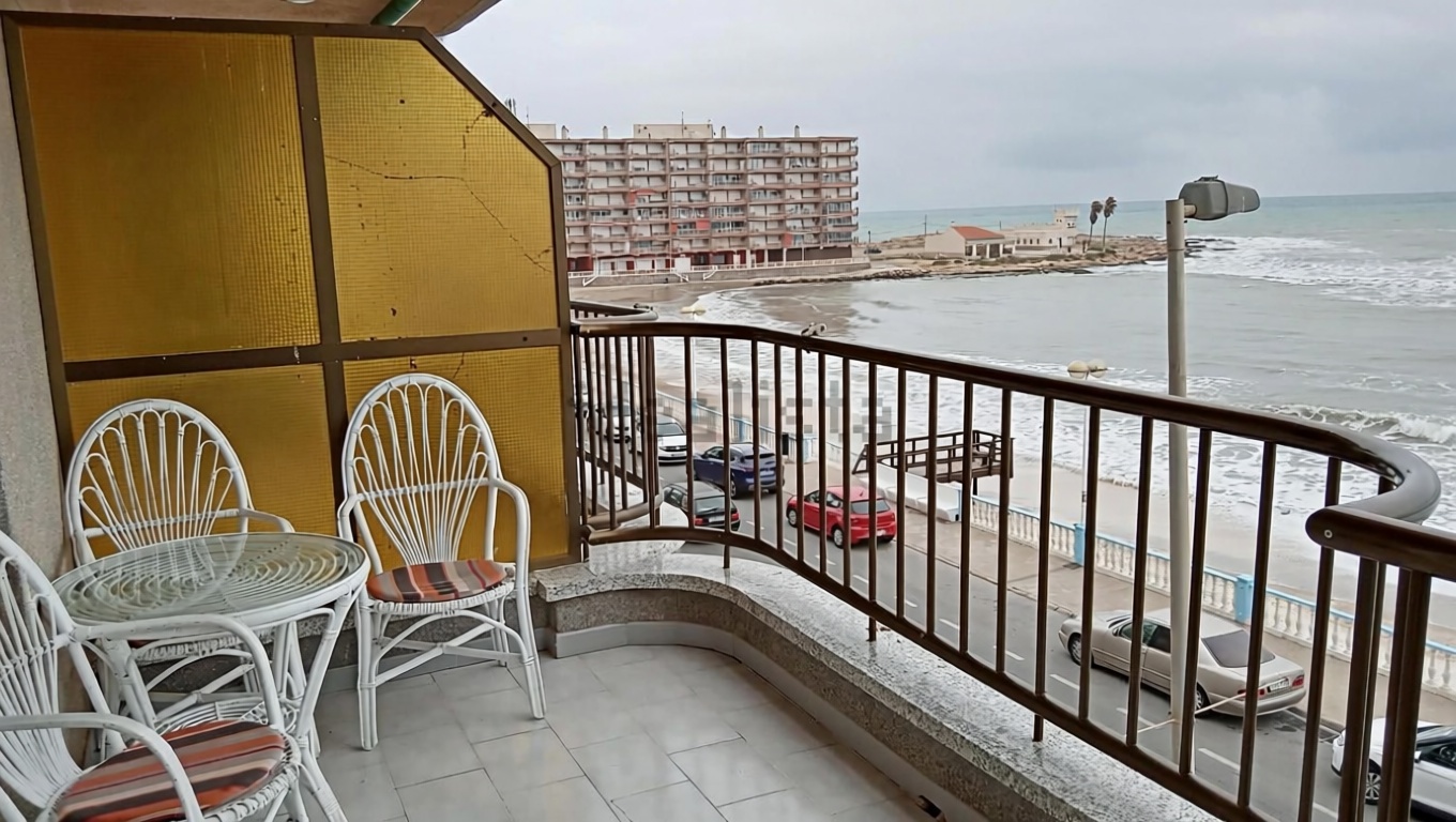 Piso en primera línea de playa en Torrevieja — Terraza mar