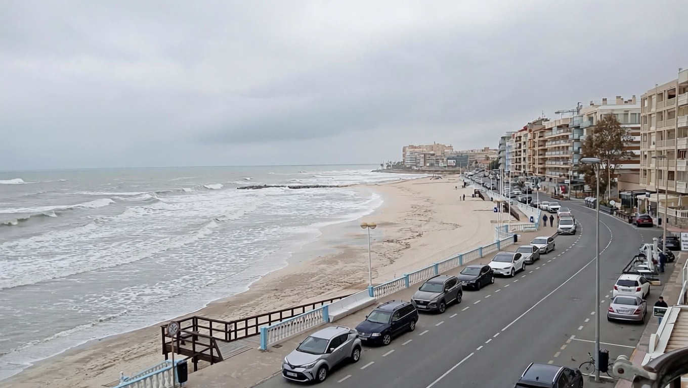 Piso en primera línea de playa en Torrevieja — Comedor