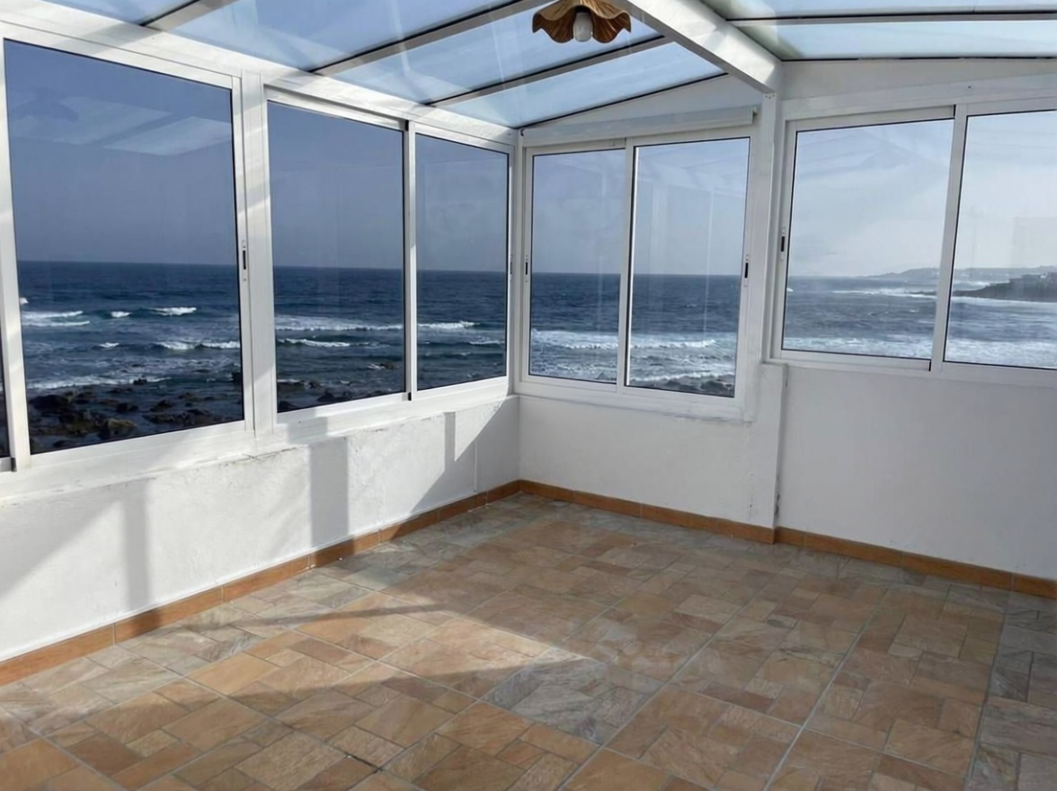 Chalet with direct beach access in Moya — Sea terrace