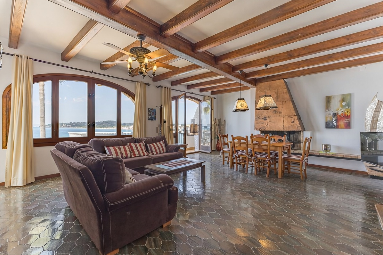 Chalet à vendre avec accès direct à la plage à Tarragona — Séjour
