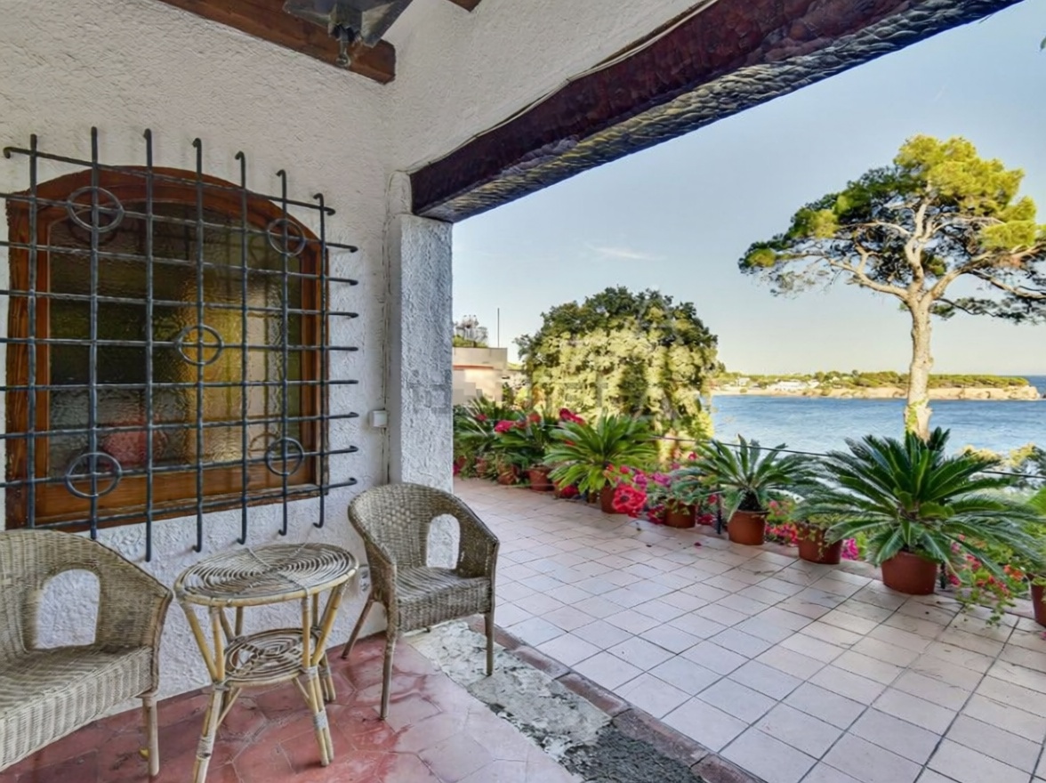 Шале на продажу с прямым выходом на пляж в Sant Feliu de Guíxols — Морская терраса