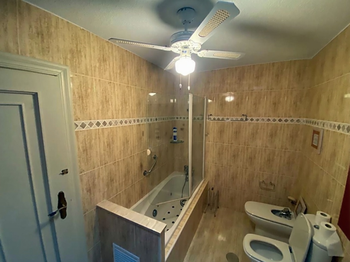 Ático en primera línea de mar en Benidorm — Baño