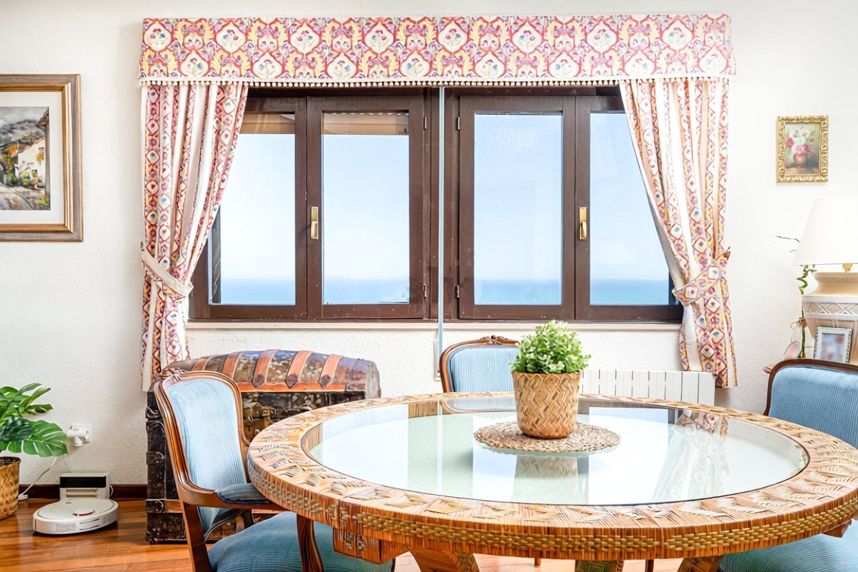 Chalet with direct beach access in Gijón — Bedroom