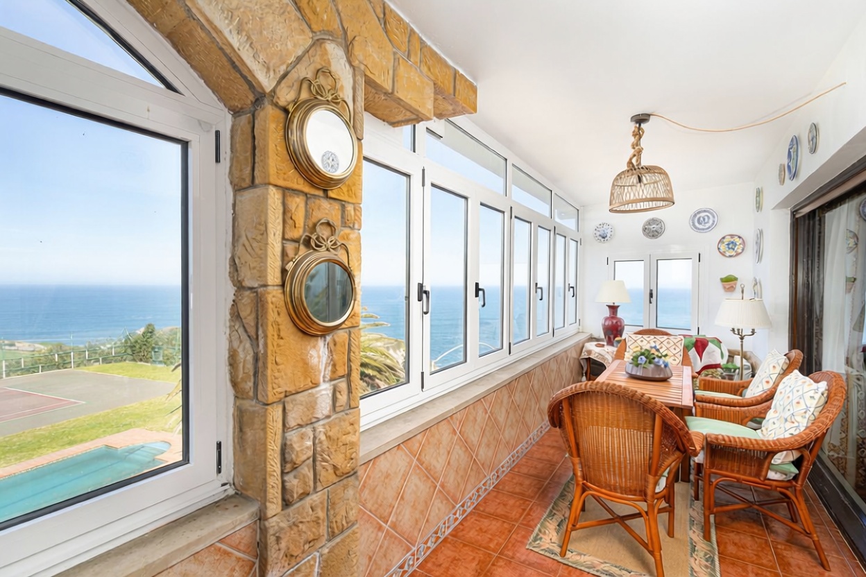Chalet with direct beach access in Gijón — Living room