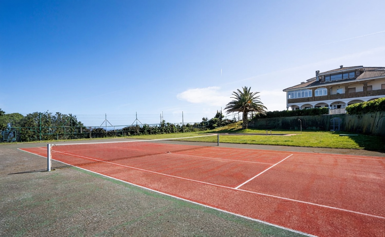 Chalet with direct beach access in Gijón — Pool