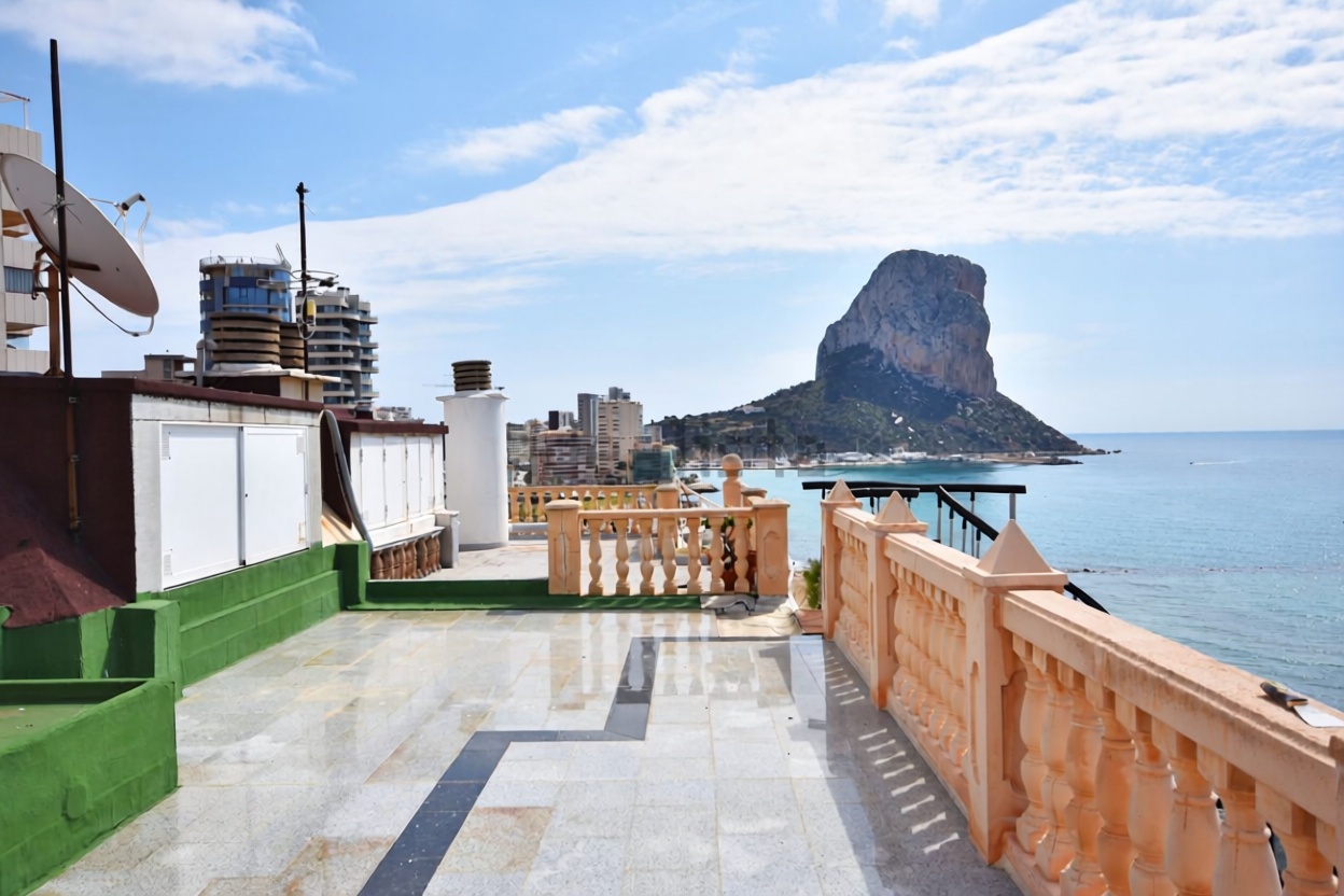 Dachgeschosswohnung zum Verkauf in erster Meereslinie in Calpe — Meerterrasse