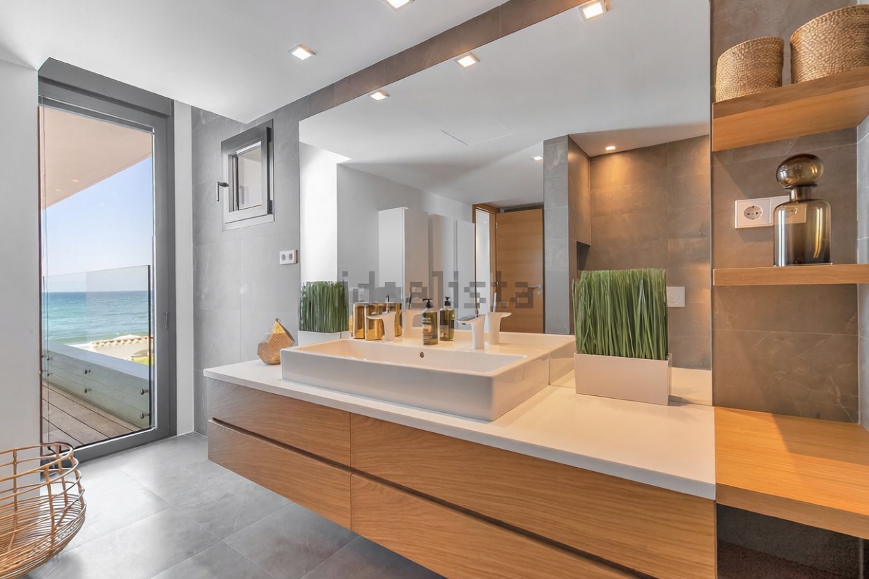 Chalet for sale with direct beach access in Marbella — Bedroom