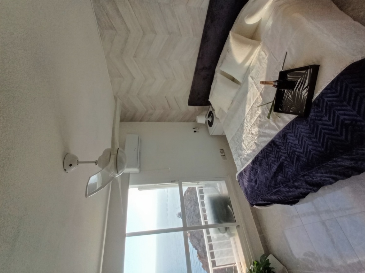 Appartement en première ligne de plage à Es Castell — Chambre