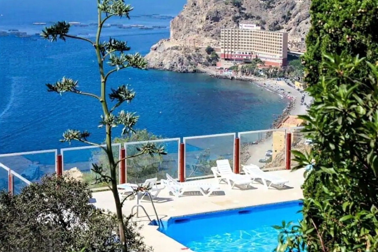 Appartement en première ligne de plage à Es Castell — Piscine