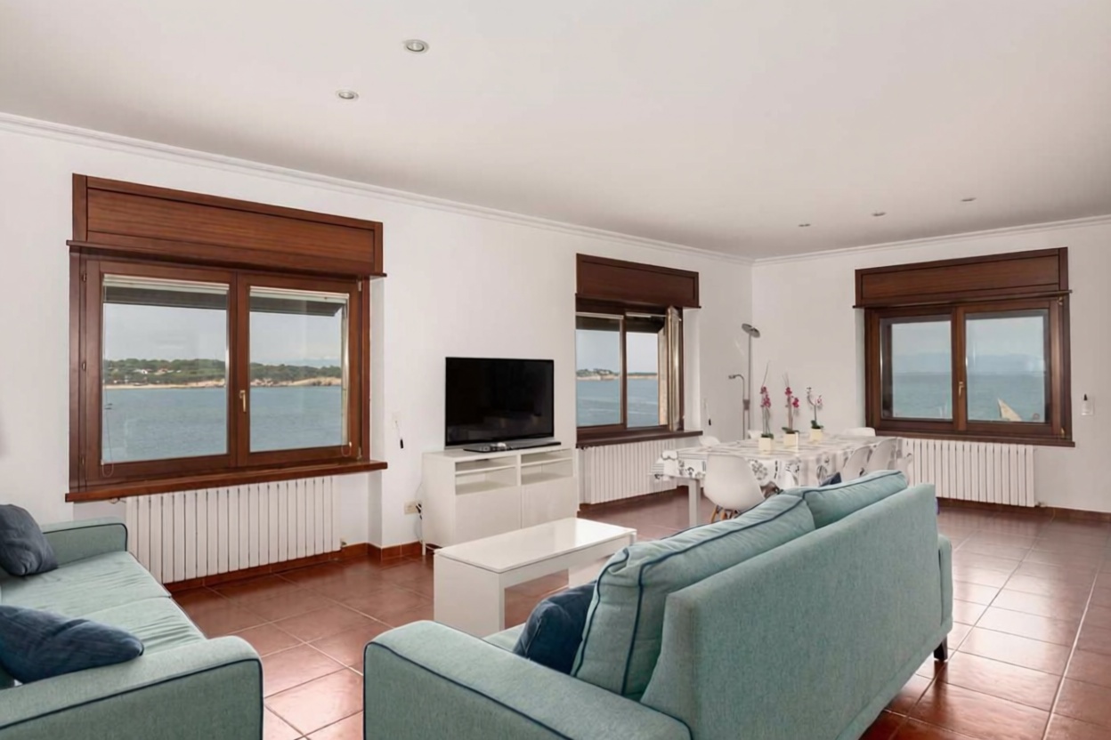 Chalet en venta con acceso directo a la playa en L'Escala — Salón
