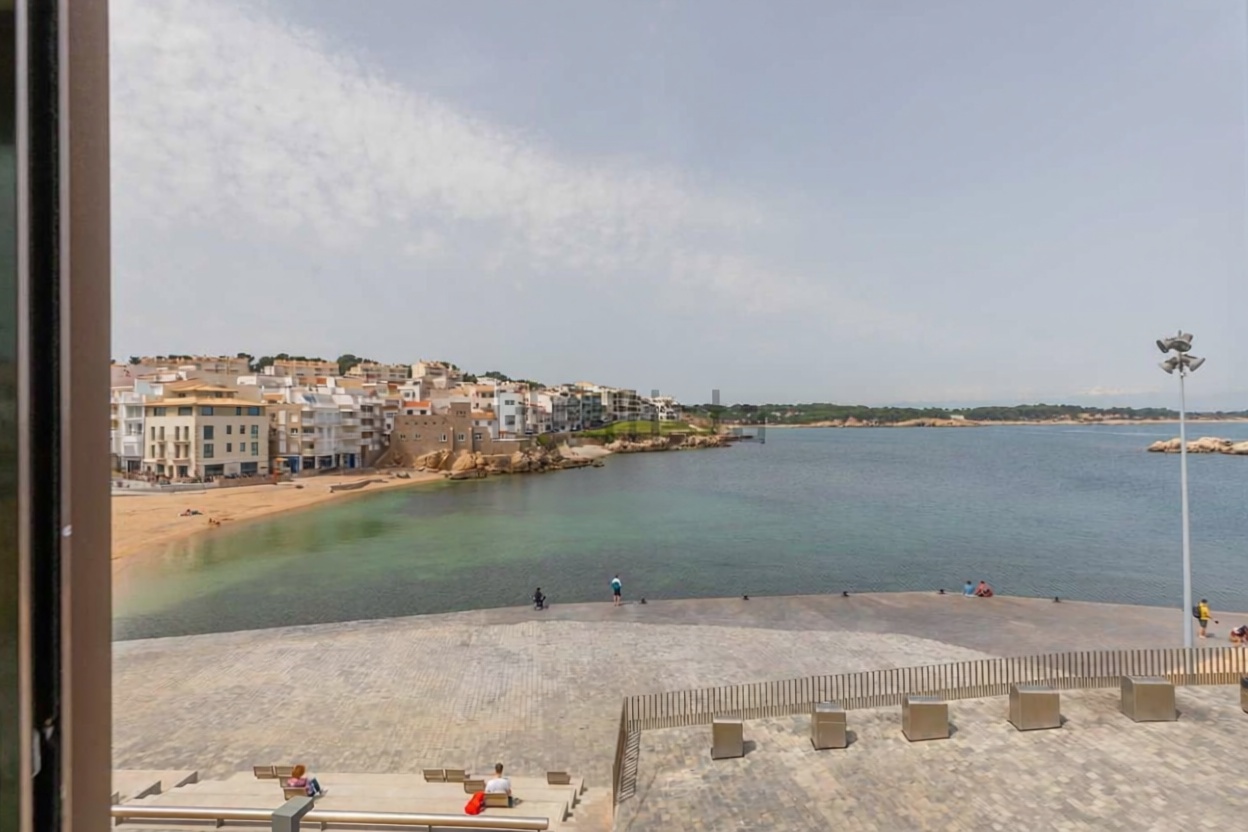 Chalet en venta con acceso directo a la playa en L'Escala — Comedor