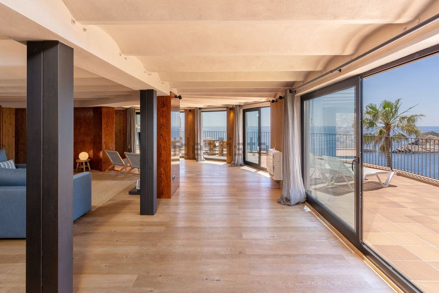Beachfront duplex in Begur — Living room