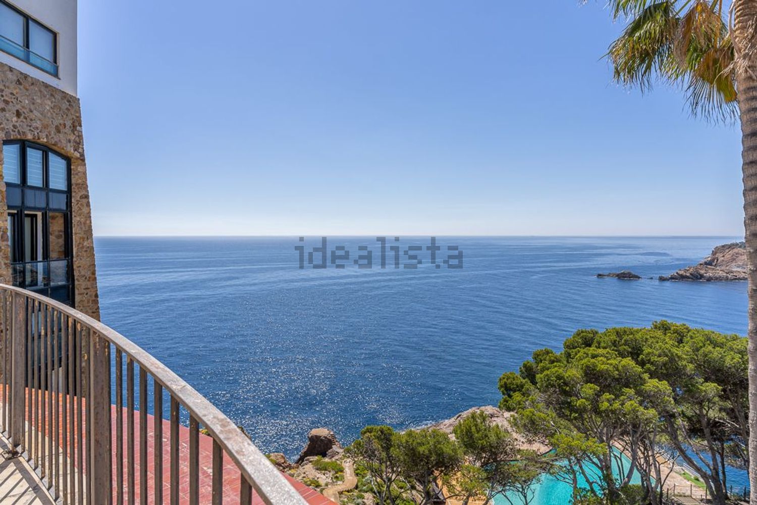 Beachfront duplex in Begur