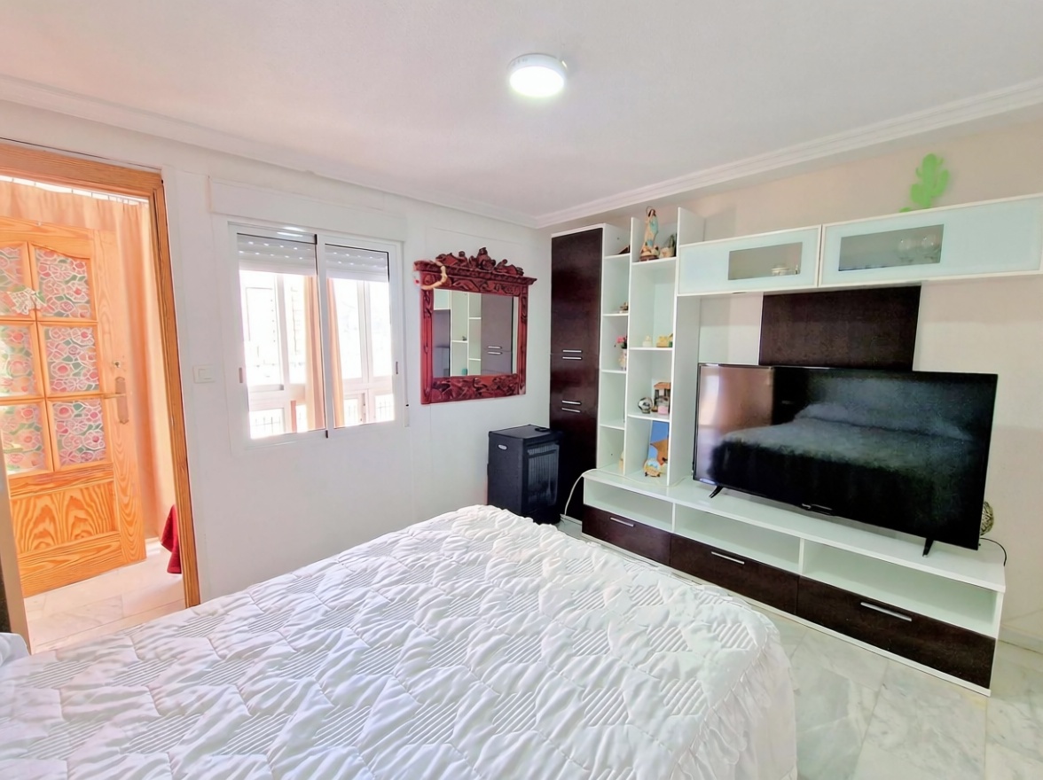 Piso en primera línea de playa en Benidorm — Dormitorio