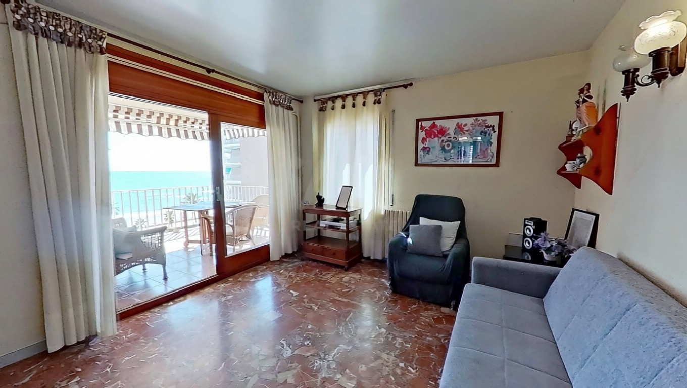 Flat for sale frontline beach in Calafell — Living room