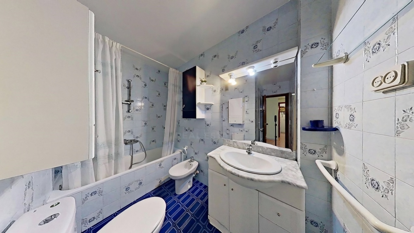 Flat for sale frontline beach in Calafell — Bathroom
