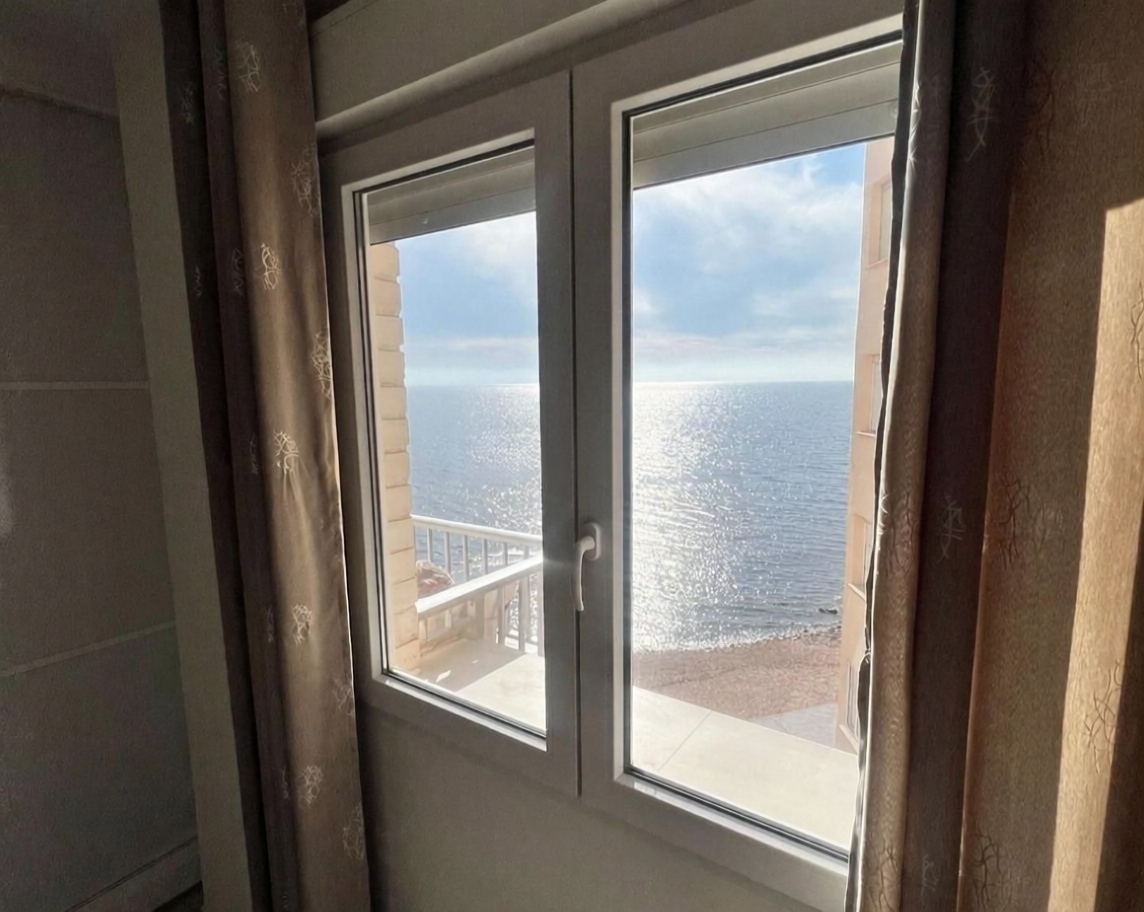 Appartement en première ligne de plage à Torrevieja — Chambre