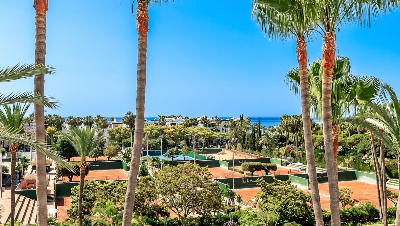 Appartement en attique en première ligne de mer à Marbella — Vue mer