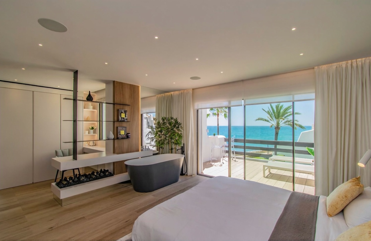 Chalet with direct beach access in Marbella — Bedroom