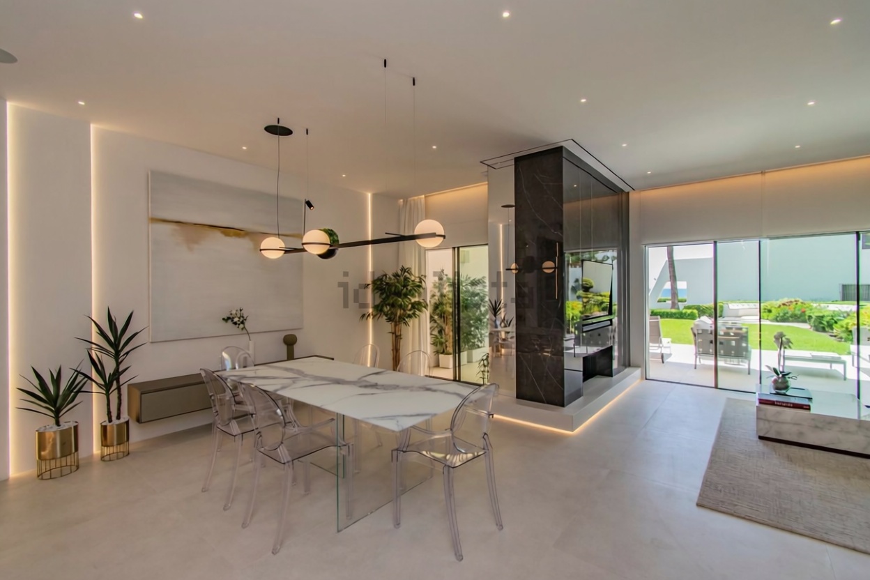 Chalet with direct beach access in Marbella — Dining room