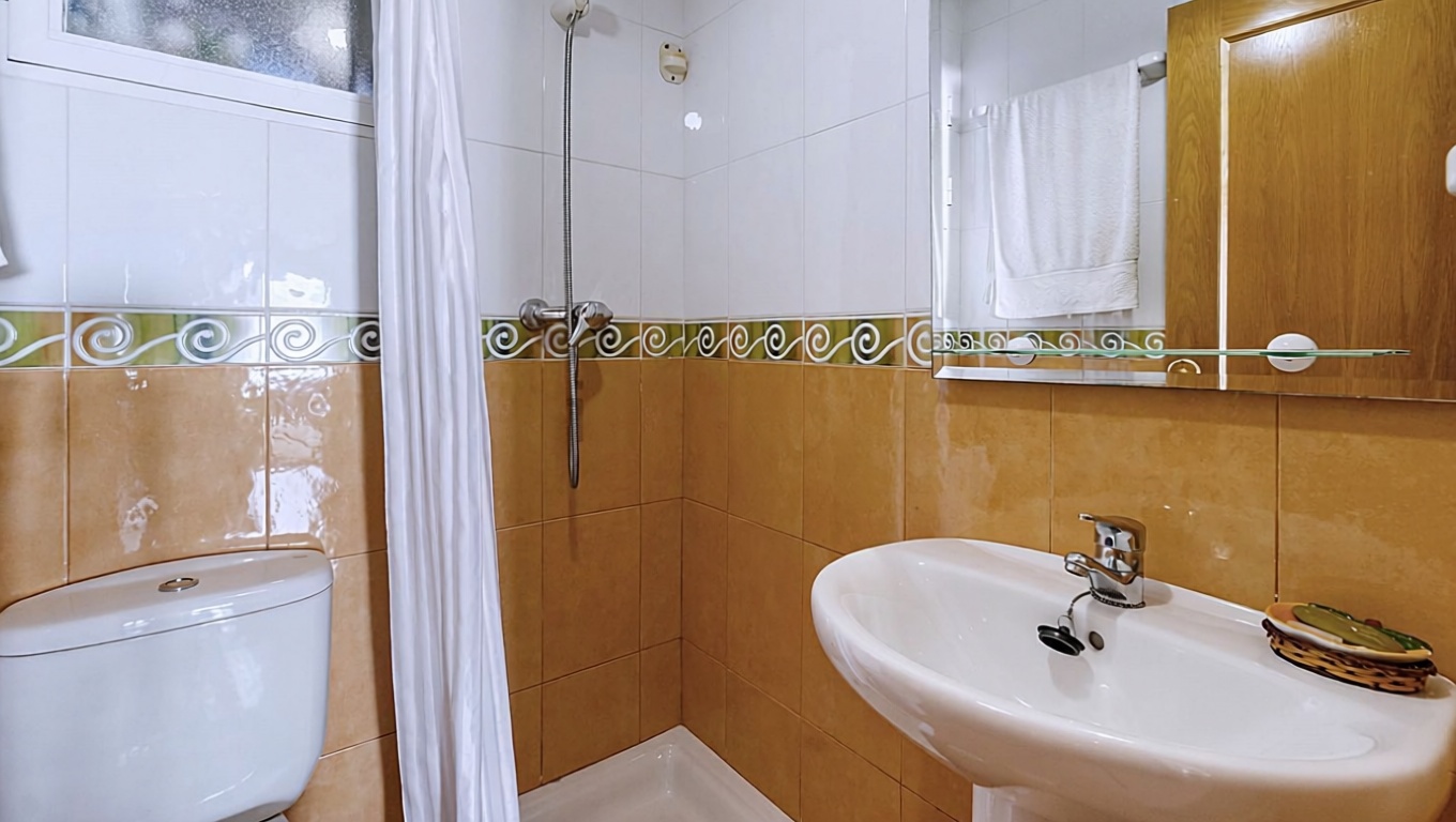 Dúplex en primera línea de playa en Orihuela — Baño