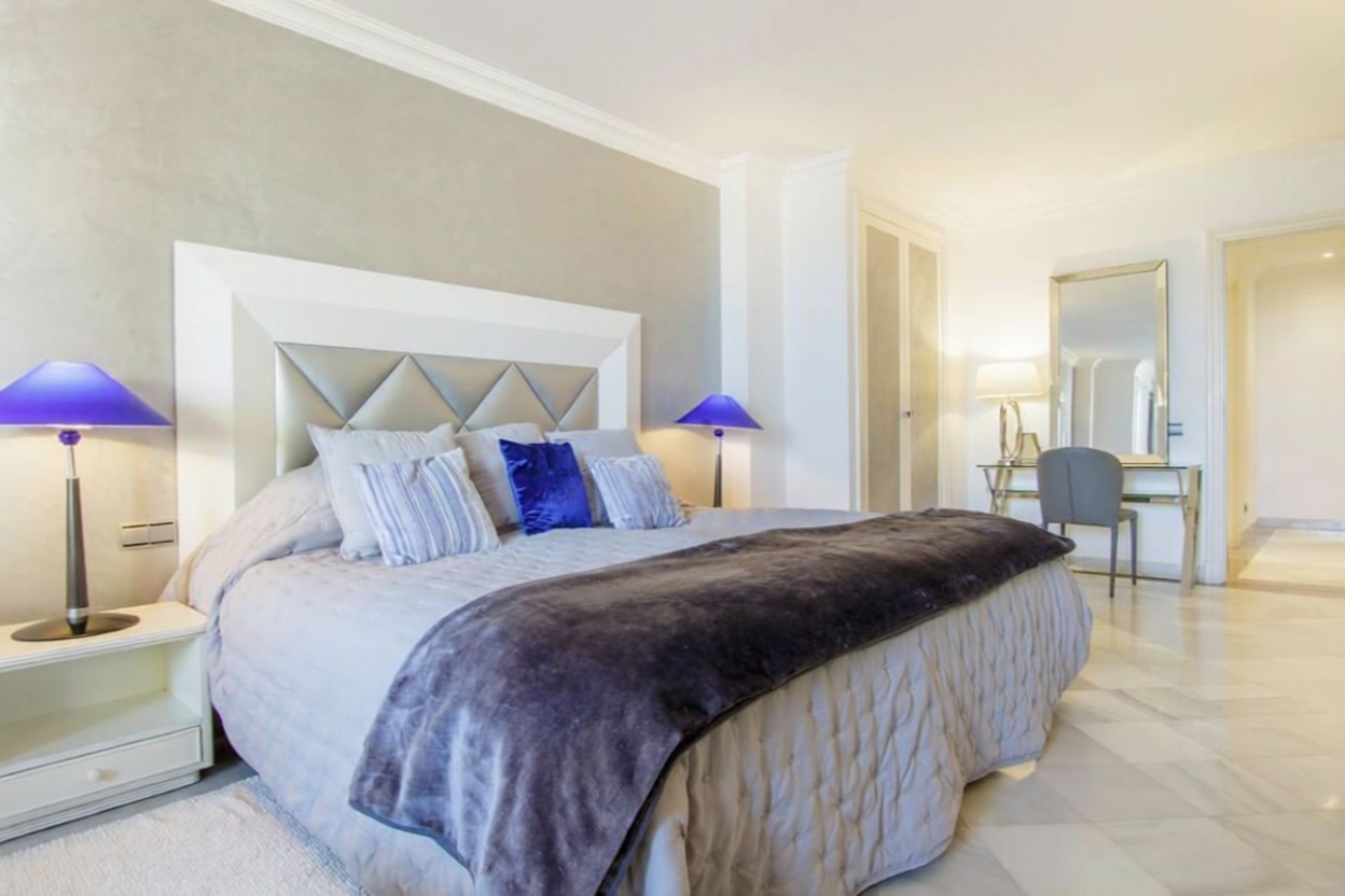 Beachfront flat in Marbella — Bedroom