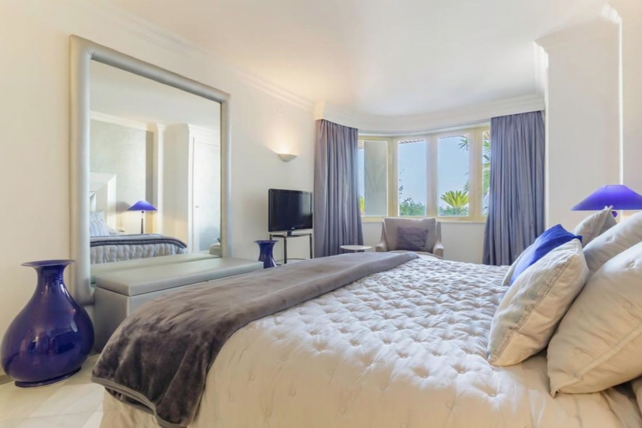Beachfront flat in Marbella — Bedroom