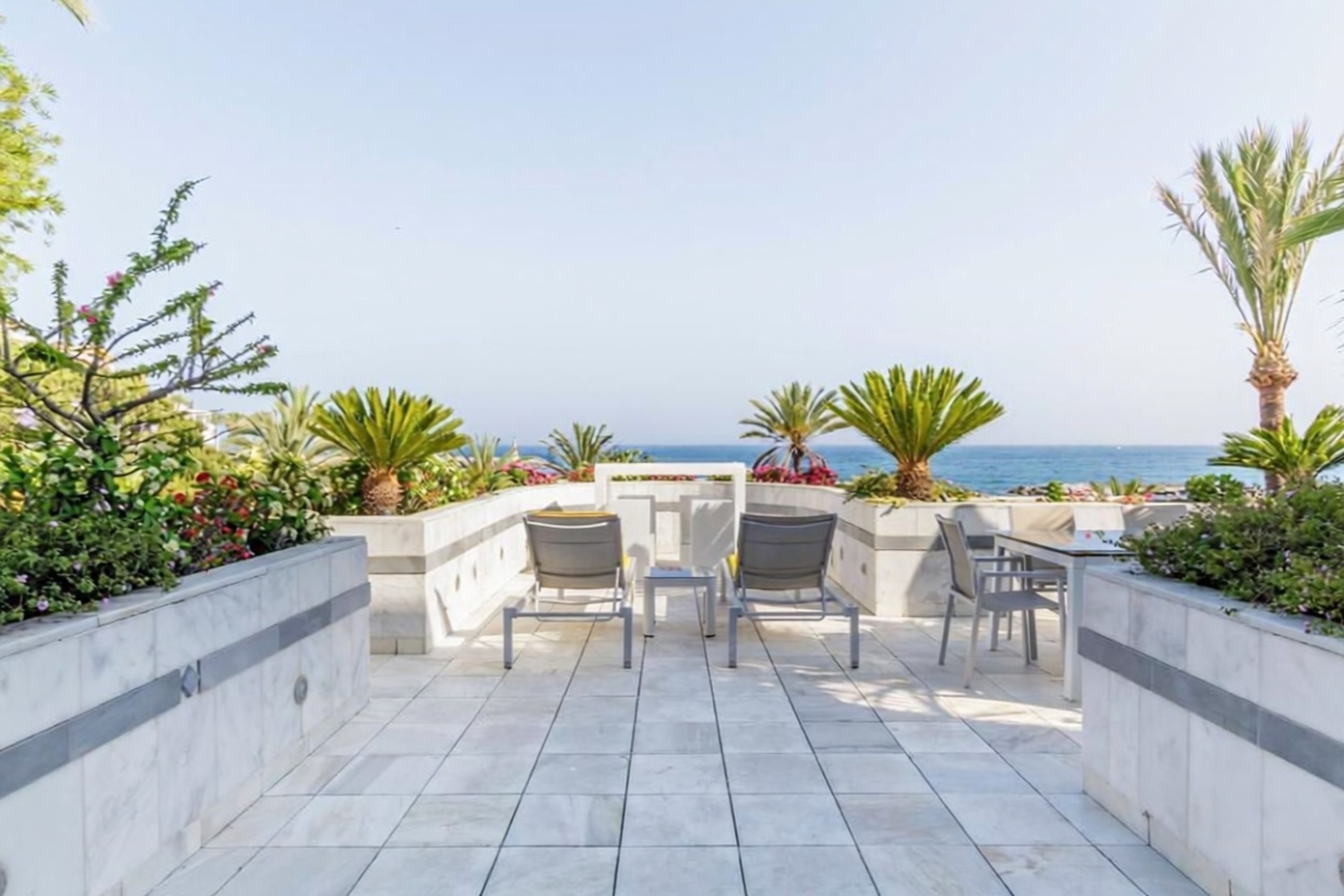 Beachfront flat in Marbella — Sea terrace