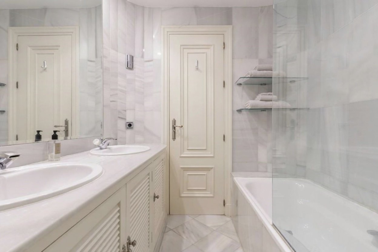 Beachfront flat in Marbella — Bathroom