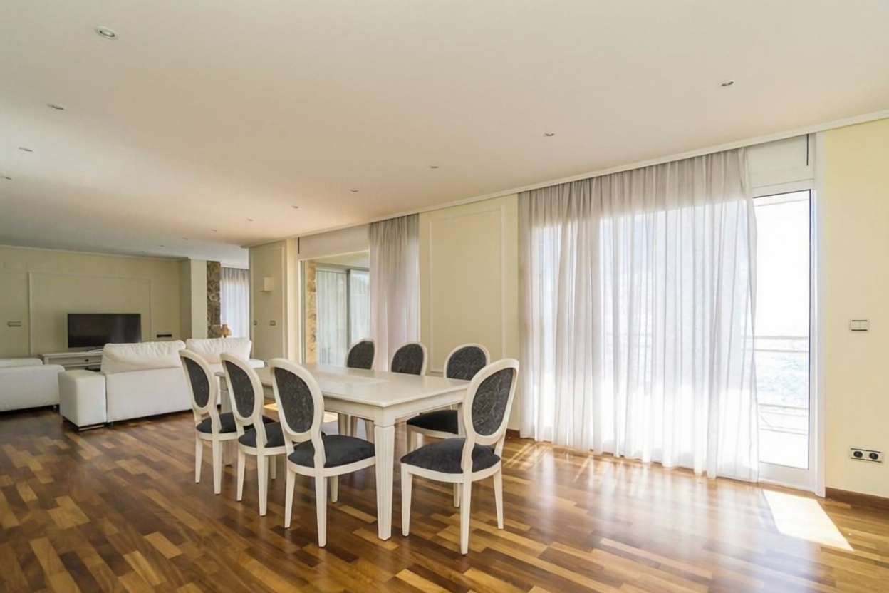 Chalet for sale with direct beach access in Lloret de Mar — Living room