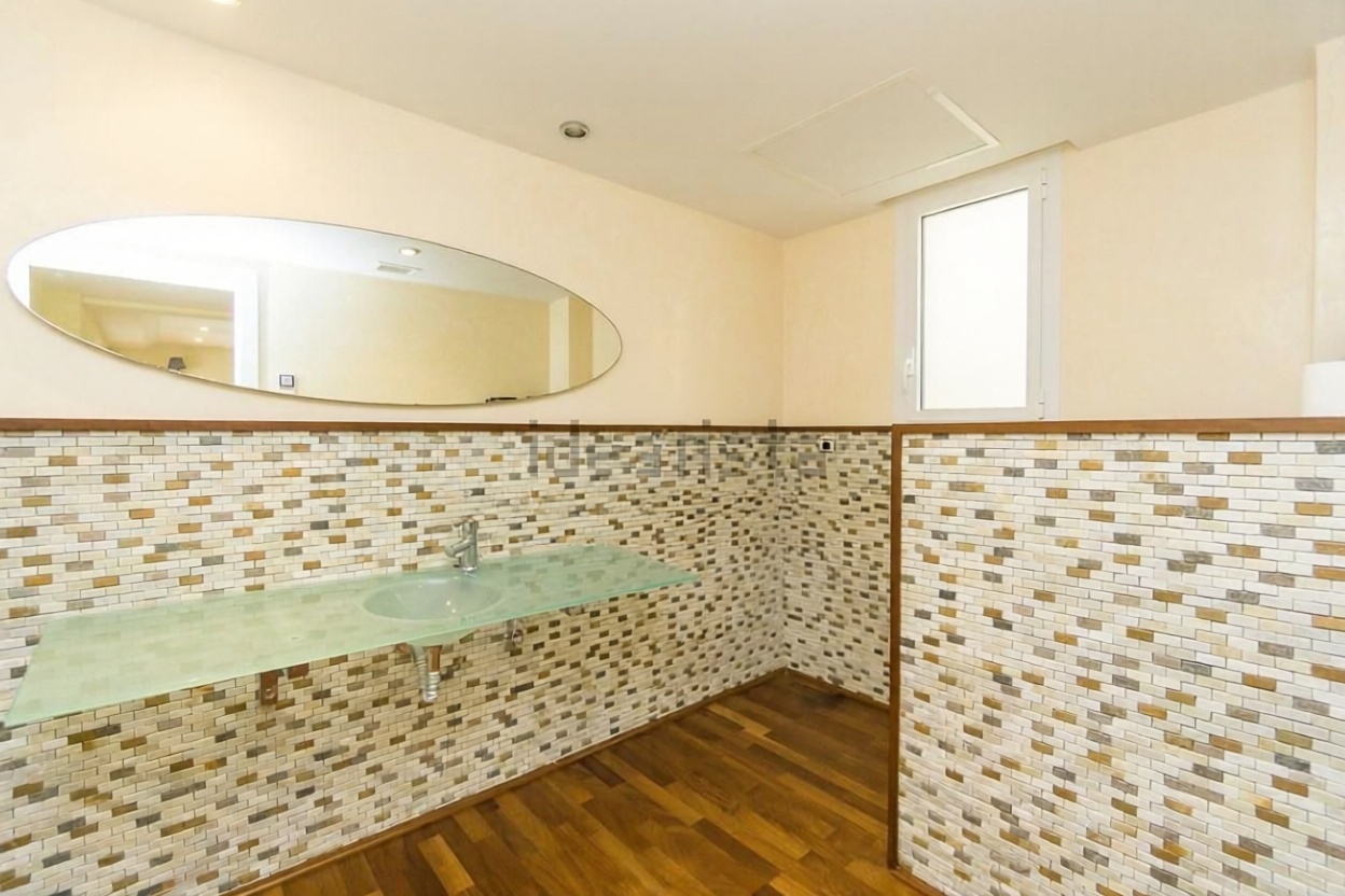 Chalet for sale with direct beach access in Lloret de Mar — Bedroom