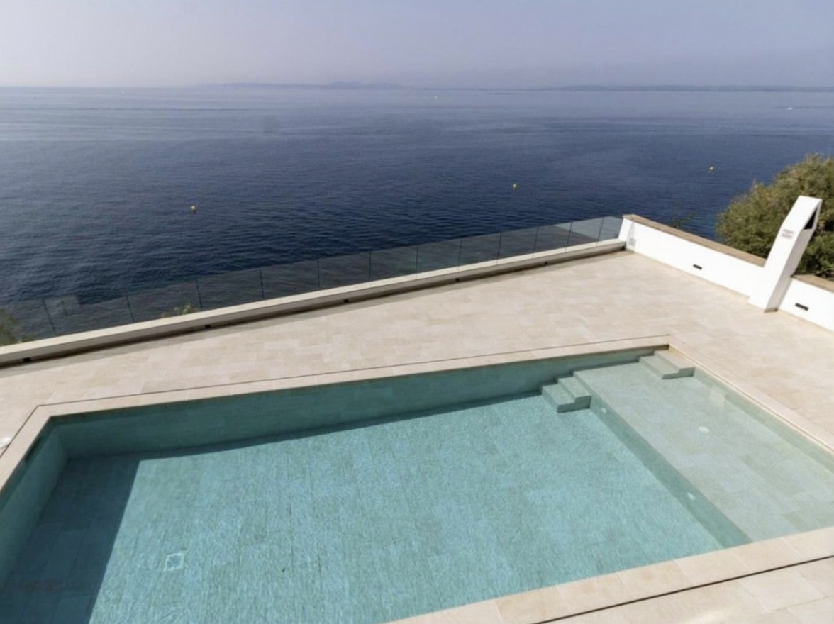 Chalet for sale with direct beach access in Roses