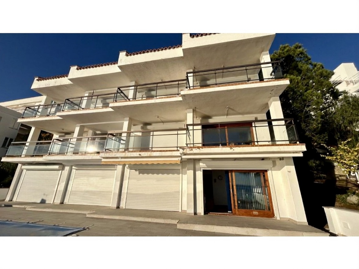 Chalet for sale with direct beach access in Roses