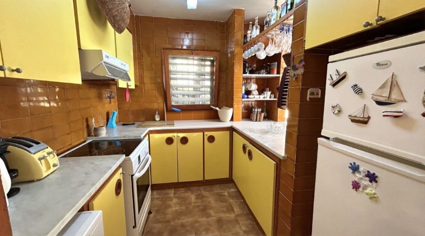 Chalet for sale with direct beach access in Roses