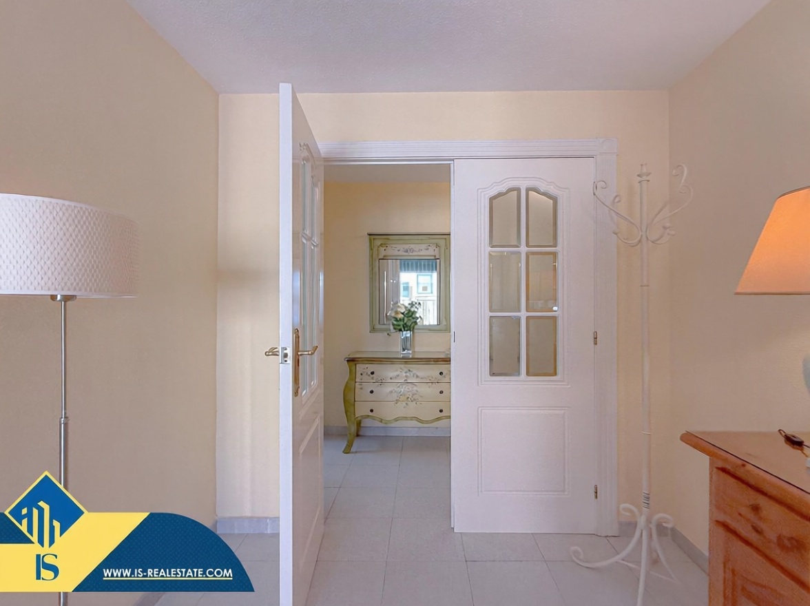 Beachfront flat in Torrevieja — Bedroom