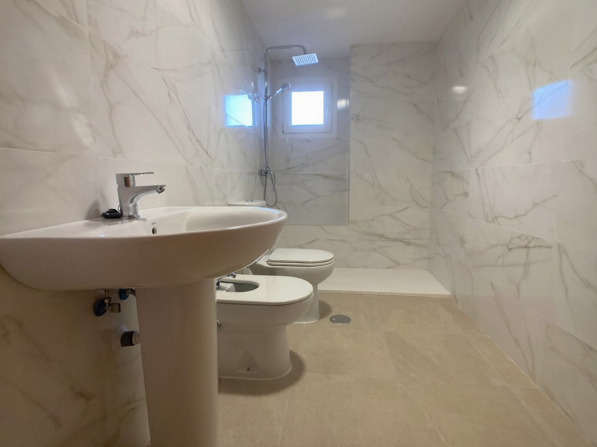 Appartement en première ligne de plage à La Manga del Mar Menor — Sanitaires