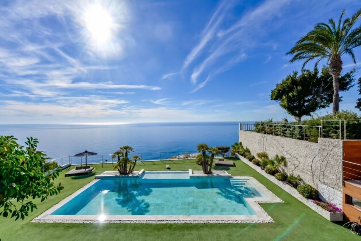 Chalet with direct beach access in El Campello — Pool