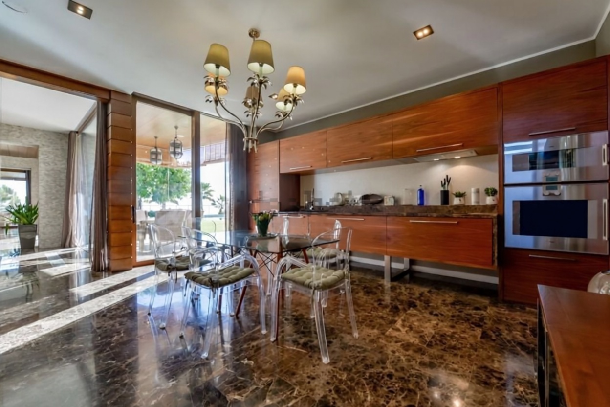 Chalet with direct beach access in El Campello — Kitchen