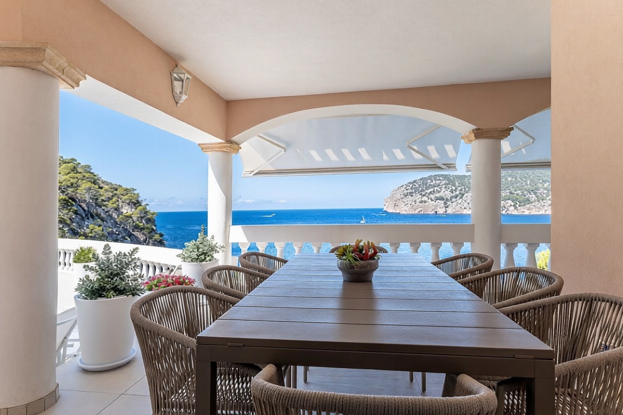 Chalet with direct beach access in Andratx — Sea terrace