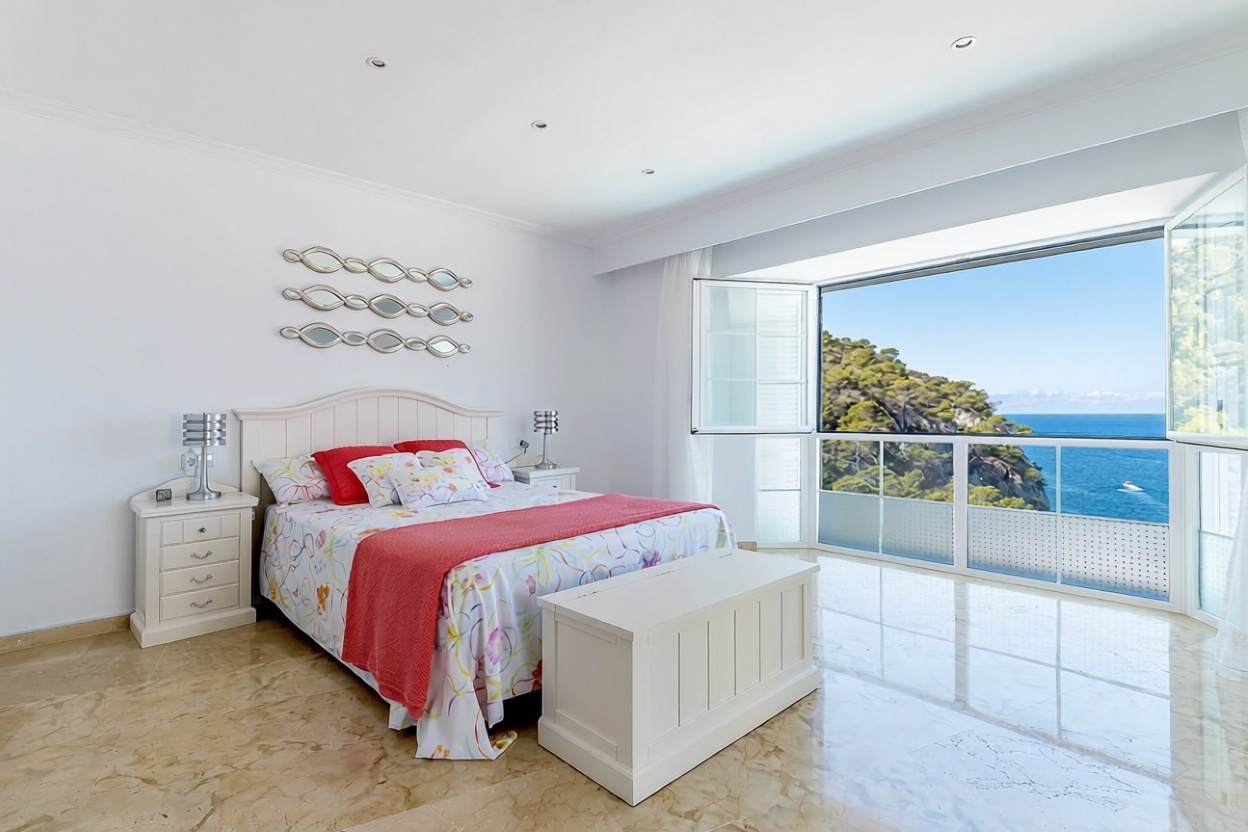 Chalet with direct beach access in Andratx — Bedroom