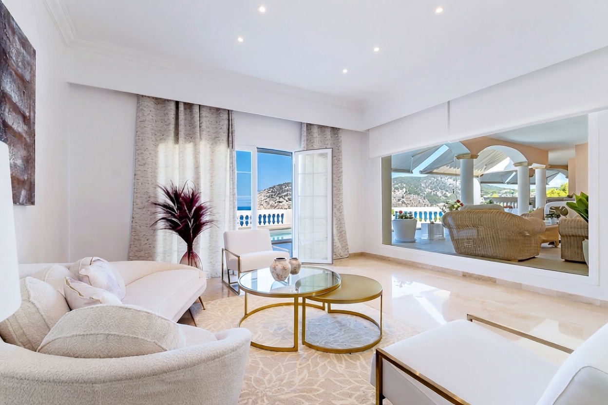 Chalet with direct beach access in Andratx — Living room